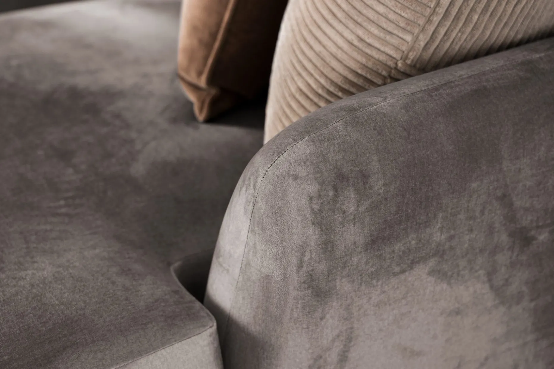 Trend 4-sits Högervänd U-formad Soffa med Divan och Schäslong i Sammet